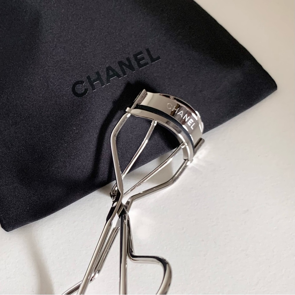 Hold NWOT Chanel eyelash curler with drawstring dust pouch - Picture 8 of 16